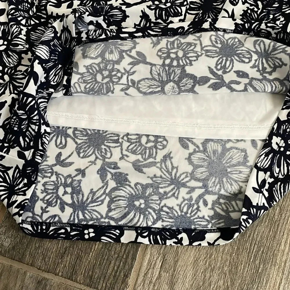 The Limited stretch wrap mini skirt White w/ navy floral print Women’s size 10 - Picture 5 of 13